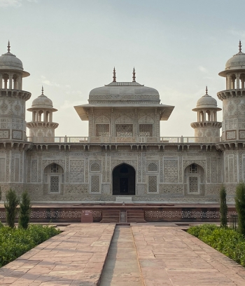 Taj Mahal tour by Luxury Car from Delhi